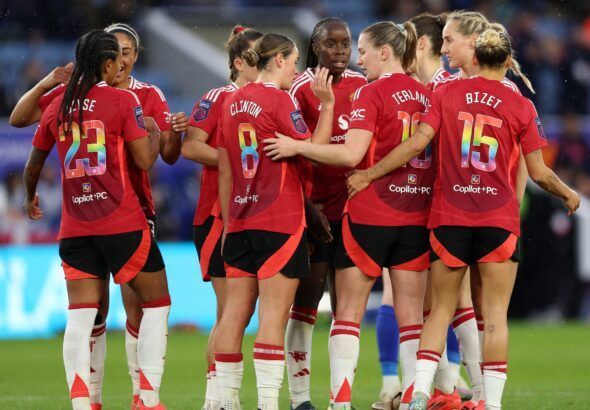 El United volvió a la senda del triunfo. Las jugadoras celebran el gol de Elisabeth Terland.