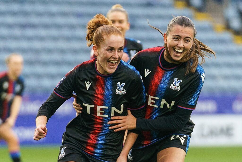Blanchard hace historia para el Palace. La jugadora celebra uno de los dos tantos de la jornada.