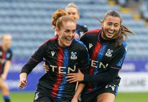 Blanchard hace historia para el Palace. La jugadora celebra uno de los dos tantos de la jornada.