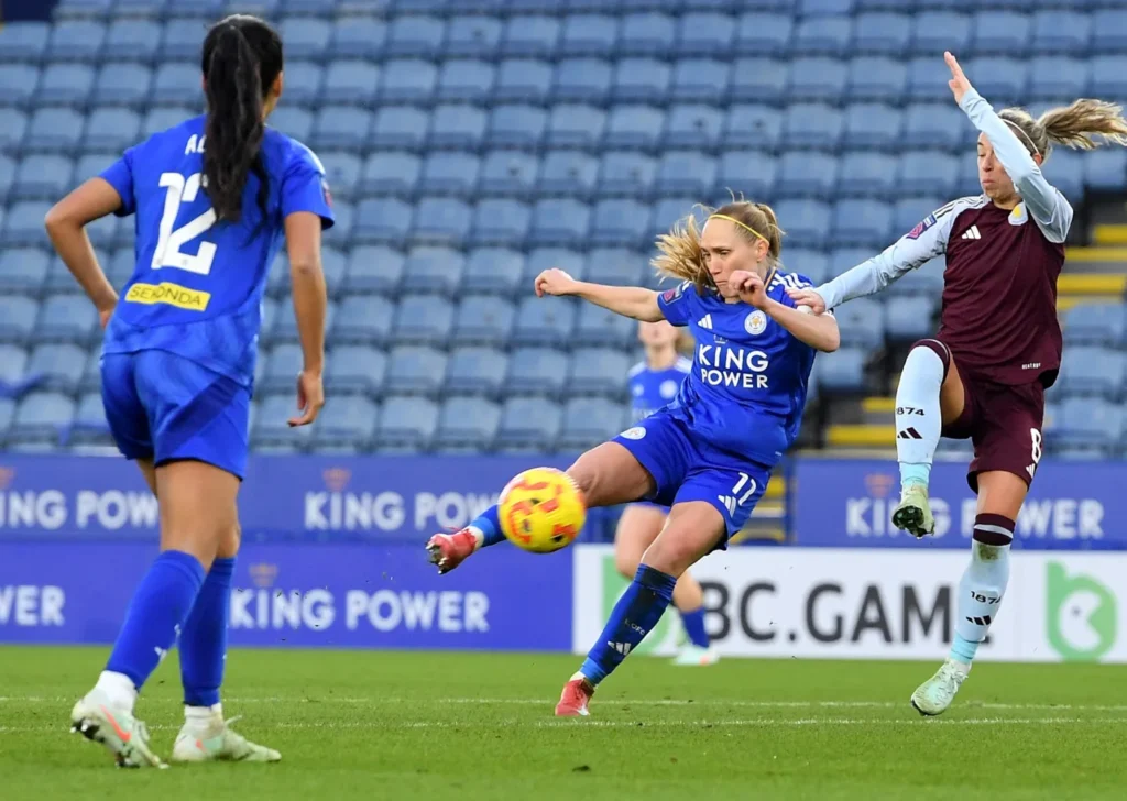 Duro castigo del Leicester al Villa. Janice Cayman se perfila para anotar su segundo gol de la tarde.
