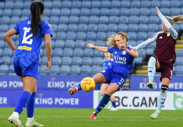 Duro castigo del Leicester al Villa. Janice Cayman se perfila para anotar su segundo gol de la tarde.