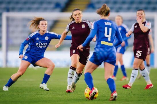 Duro castigo del Leicester al Villa. Kirsty Hanson trata de irse con el balón entre Ruby Mace y CJ Bott.