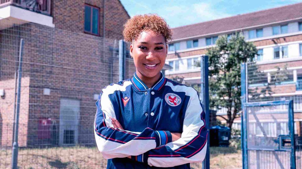 Lexi Lloyd-Smith ficha por el Palace.