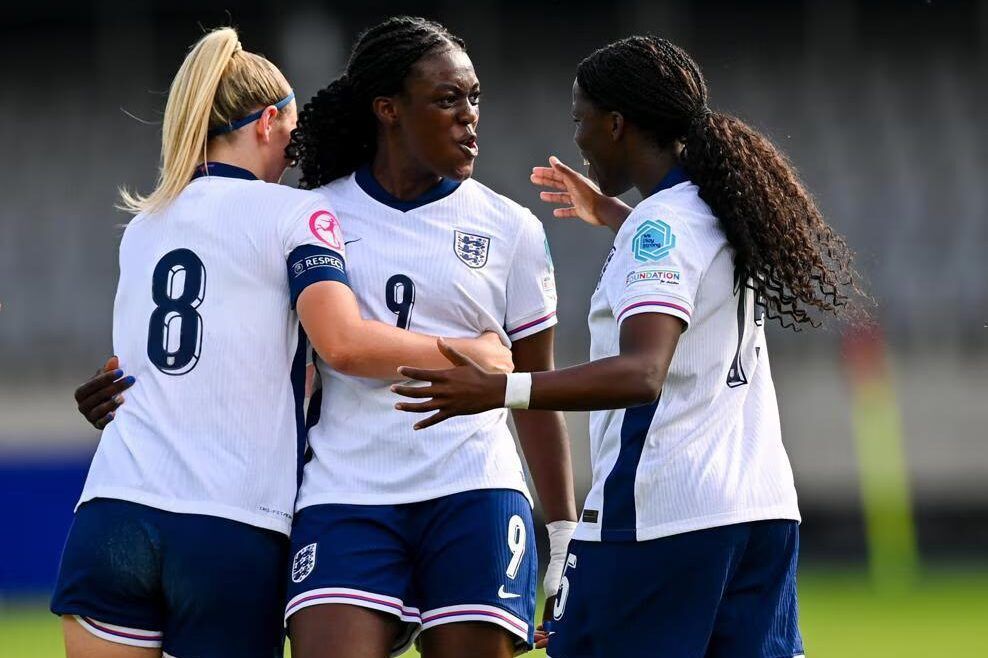 Arranque de 10 para Inglaterra. Las jugadoras inglesas se abrazan tras uno de los 3 goles de Agyemang.