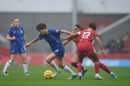 Las blues se imponen en casa del Liverpool. Maika Hamano se va con el balón de Taylor Hinds.