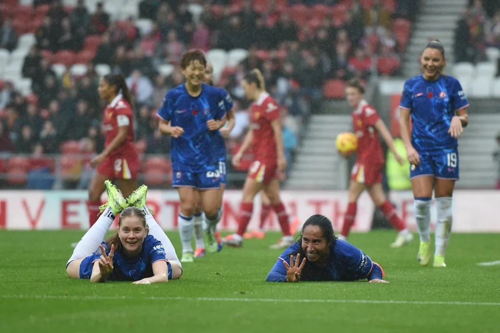 Las blues se imponen en casa del Liverpool. Nüsken y Ramírez se tiran al suelo en plancha para celebrar el gol de la colombiana.