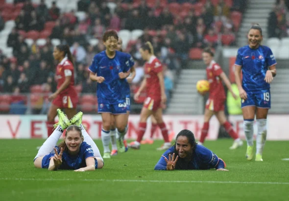 Las blues se imponen en casa del Liverpool. Nüsken y Ramírez se tiran al suelo en plancha para celebrar el gol de la colombiana.
