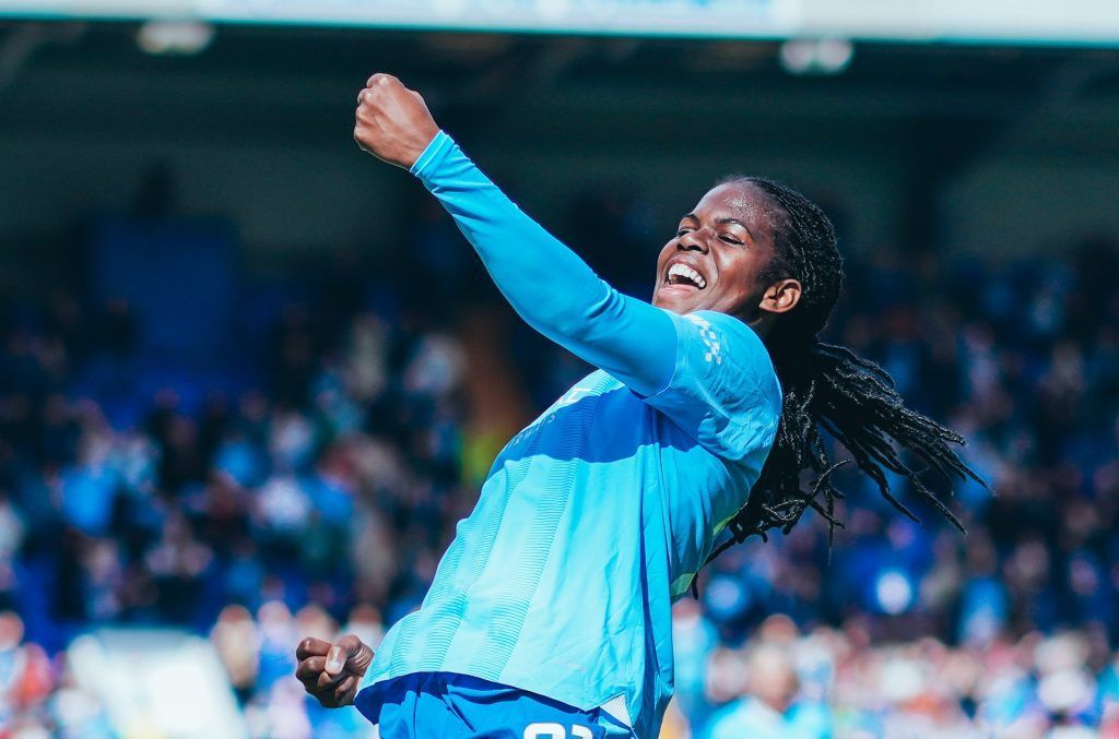 Bunny Shaw sigue acercando la liga a Manchester. La jugadora celebra uno de sus dos goles en Liverpool.
