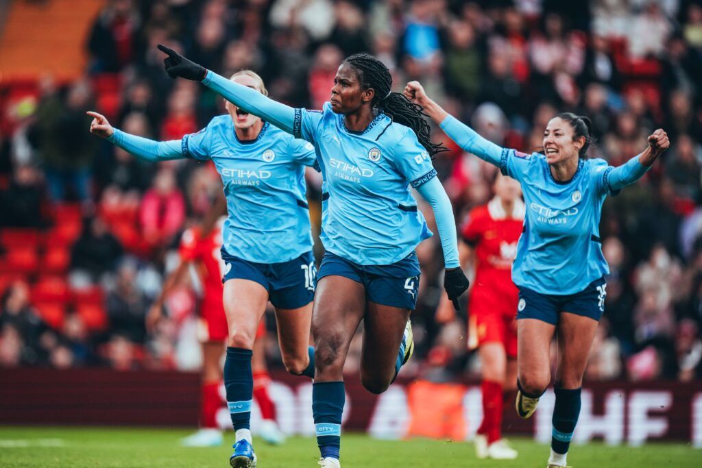 De nuevo, Bunny Shaw al rescate. La jamaicana celebra uno de sus dos goles señalando a la grada visitante mientras Jill Roord y Leila Ouahabi la persiguen en su celebración.