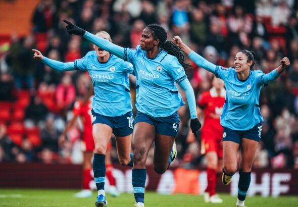 De nuevo, Bunny Shaw al rescate. La jamaicana celebra uno de sus dos goles señalando a la grada visitante mientras Jill Roord y Leila Ouahabi la persiguen en su celebración.
