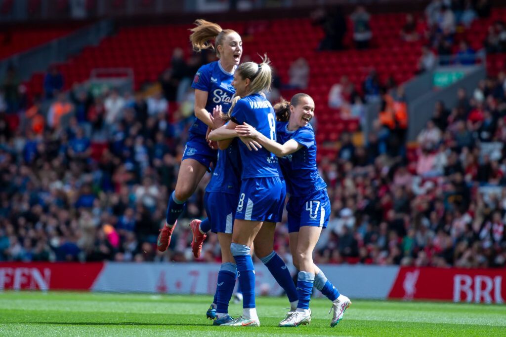 El Everton vuelve a salir victorioso de Anfield. Las toffees celebran uno de los dos tantos de la tarde.