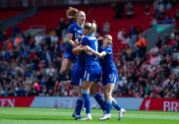 El Everton vuelve a salir victorioso de Anfield. Las toffees celebran uno de los dos tantos de la tarde.