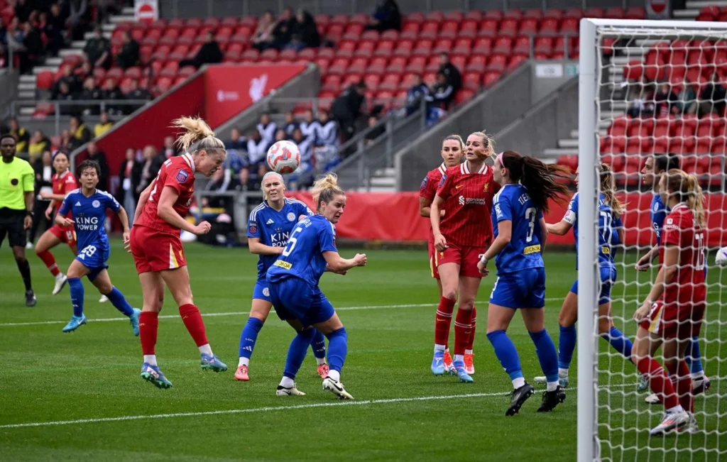 Las reds y las foxes se repartieron los puntos. Sophie Román Haug remata de cabeza el que sería el gol del Liverpool.
