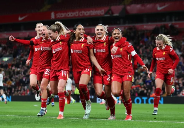 Primera victoria del Liverpool en Anfield. Las jugadoras celebran uno de los goles de la noche.