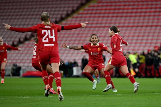 Primera victoria del Liverpool en Anfield. Sophia Smith y Sam Kerr corren para celebrar con Fuka Nagano su primer gol como red.