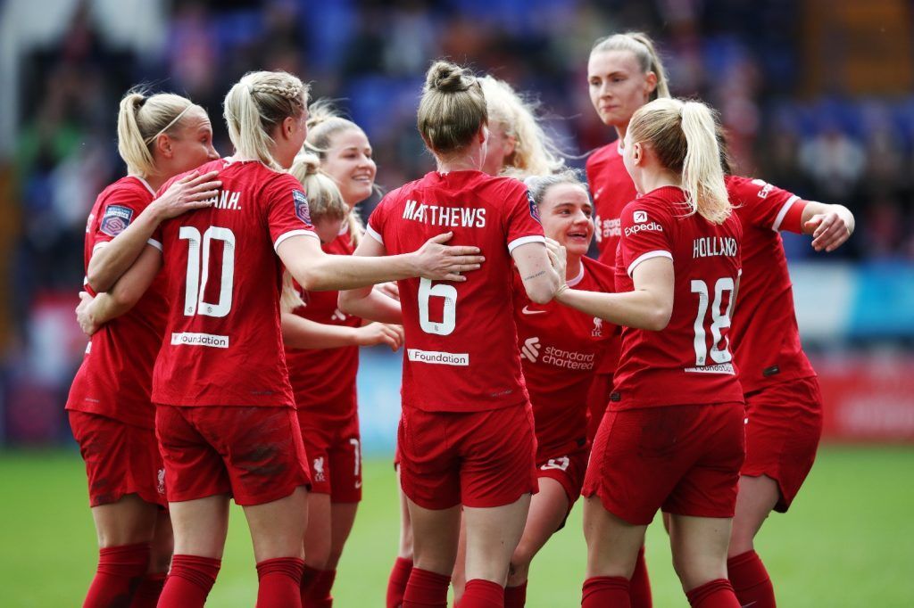El Liverpool sigue empujando por el cuarto puesto. Las jugadoras reds celebran el gol de Leanne Kiernan.