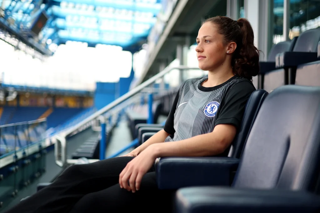 Livia Peng asegura su futuro en Londres. La nueva portera del Chelsea posa en Stamford Bridge.