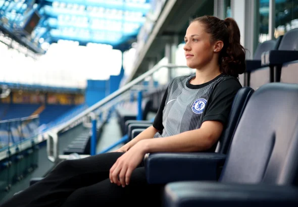 Livia Peng asegura su futuro en Londres. La nueva portera del Chelsea posa en Stamford Bridge.