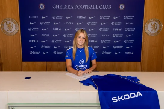El Chelsea apuesta por las Young Lionesses y ficha a Nas mientras Shooter firma como profesional.