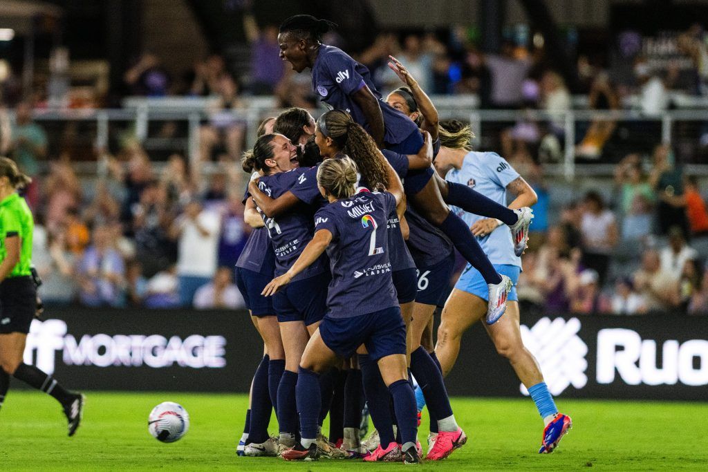 Fin de semana de récord (NWSL: jornada 12). Las jugadoras de Racing Louisville celebran uno de los goles en casa.