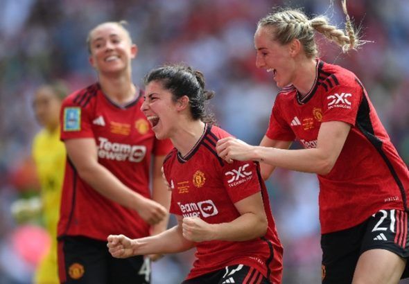Lucía García brilla en el primer trofeo del United. Millie Turner corre a felicitar a la jugadora asturiana. Al fondo, Maya Le Tissier celebra el gol.