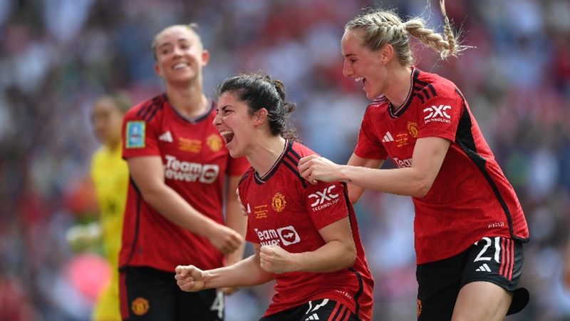 Lucía García brilla en el primer trofeo del United. Millie Turner corre a felicitar a la jugadora asturiana. Al fondo, Maya Le Tissier celebra el gol.