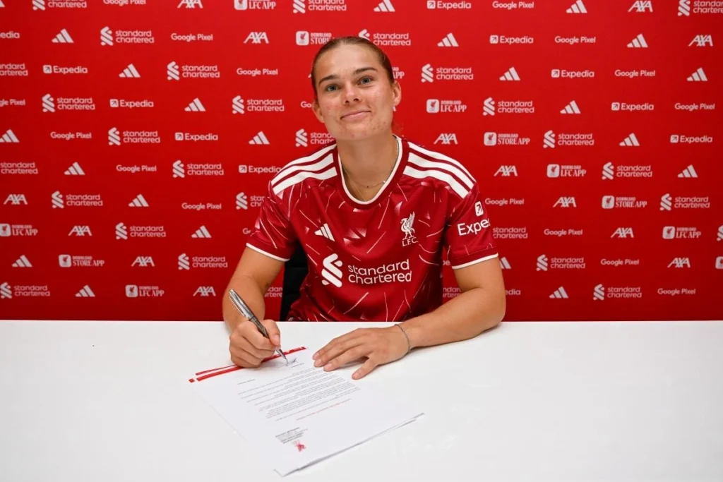 Lucy Parry renueva con el Liverpool.