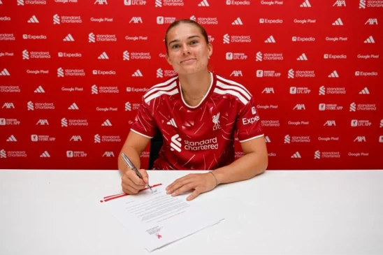 Lucy Parry renueva con el Liverpool.
