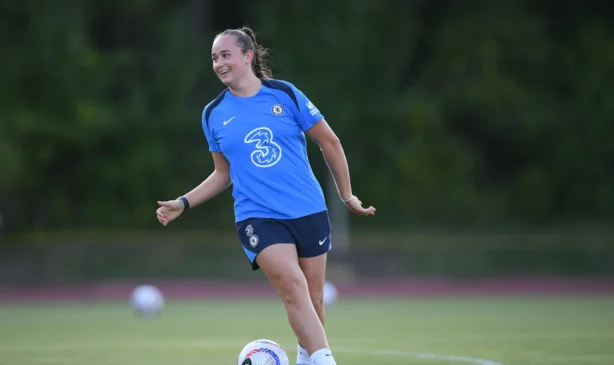 La jugadora australiana posa en la gradería de Stamford Bridge. Lucy Watson es una de las jugadoras que deja el Chelsea al finalizar su contrato.
