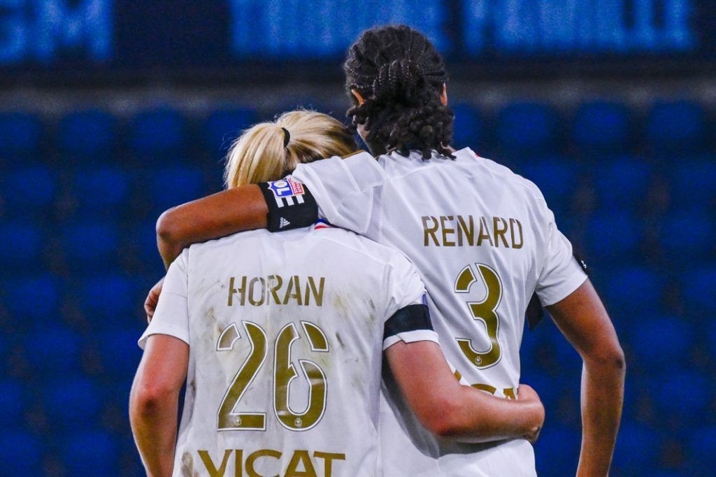 Tiempos inciertos en el club lionés. En la imagen, Wendie Renard abraza a Lindsey Horan.