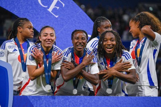 Tiempos inciertos en el club lionés. En la imagen, Selma Bacha, Vicky Becho y Melchie Dumornay celebran un título con el Lyon.