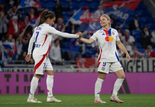 El Lyon cede puntos y la zona baja se agita (D1 Arkema: Jornada 20). Amel Majri celebra su tanto con Eugenie Le Sommer.