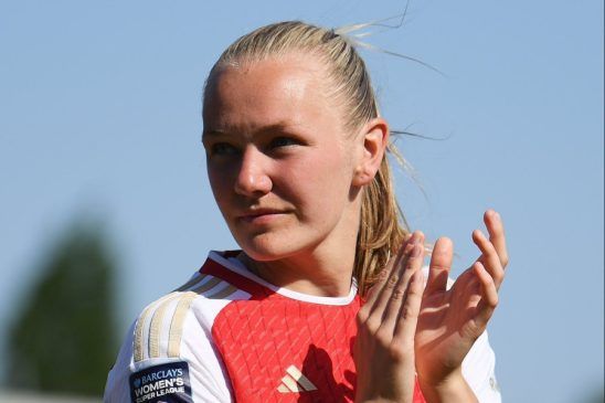 Frida Maanum firma nuevo contrato con el Arsenal. La jugadora aplaude a los aficionados del Arsenal tras un partido.