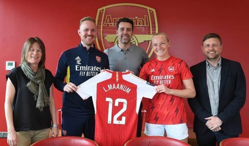 Frida Maanum firma nuevo contrato con el Arsenal. La jugadora posa sosteniendo su camiseta con el entrenador Jonas Eidevall y rodeada de su agente, familiares y personal del Arsenal.