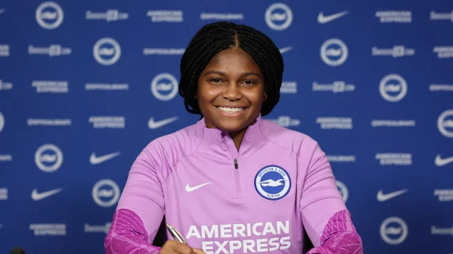 Madison Haley ya es una seagull. La jugadora posa sonriente mientras firma su nuevo contrato.