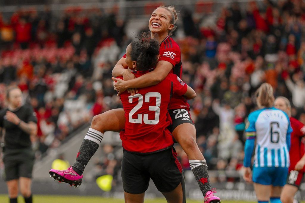 Parris y Geyse hacen leña del Brighton caído. Nikita Parris salta en los brazos de Geyse celebrando uno de los dos tantos de la tarde.