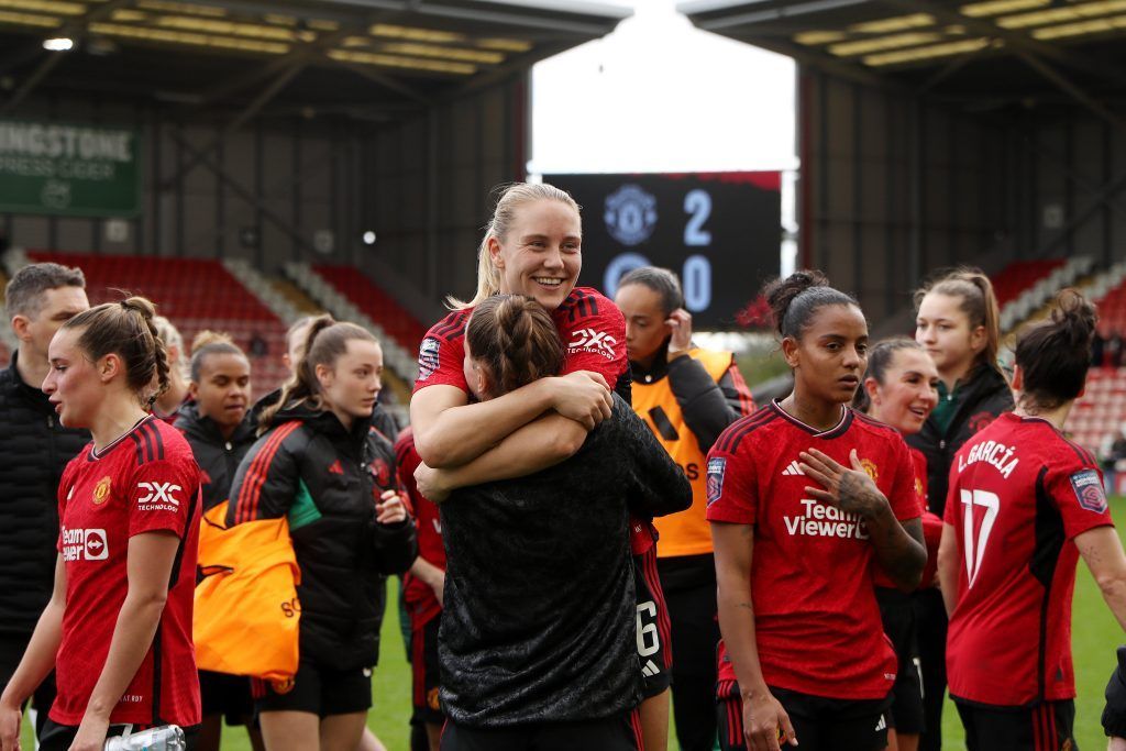 Naalsund brilló para un gris United. Irene Guerrero abraza a Lisa Naalsund al finalizar el encuentro.