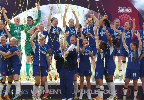 Un final made in blue. Las jugadoras celebran con su entrenadora el último título de la era Hayes.