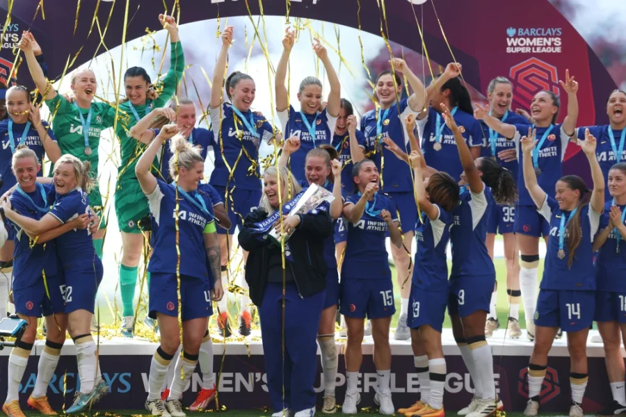 Un final made in blue. Las jugadoras celebran con su entrenadora el último título de la era Hayes.