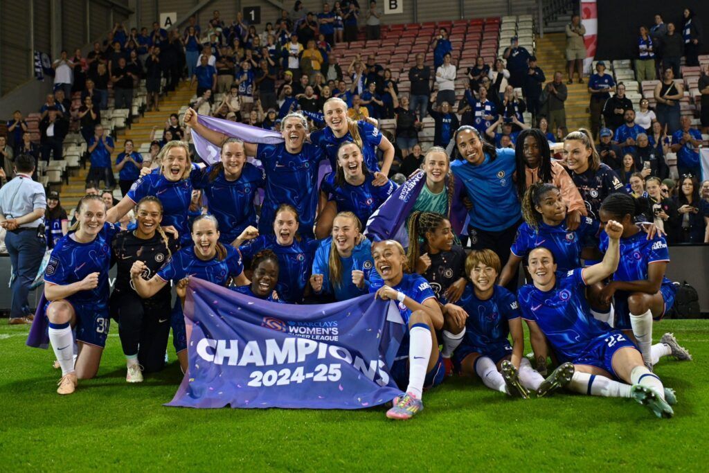 El Chelsea vuelve a ser campeón de la WSL. Las jugadoras blues celebran el nuevo título.