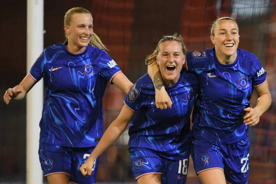 El Chelsea vuelve a ser campeón de la WSL. Lucy Bronze celebra el tanto de la victoria con Aggie Beever-Jones y Wieke Kaptein.