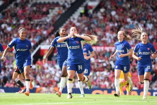 Un final made in blue. Fran Kirby celebra su último gol con la camiseta del Chelsea.