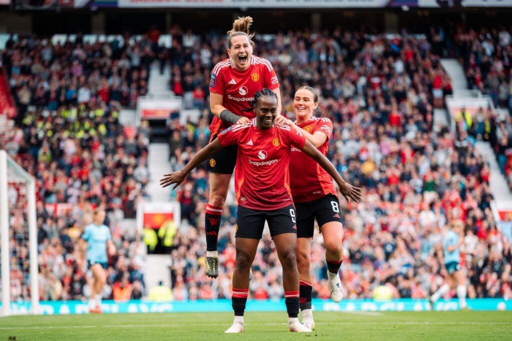 El United remonta para meterse en Champions. Terland y Clinton celebran el tanto de Malard.