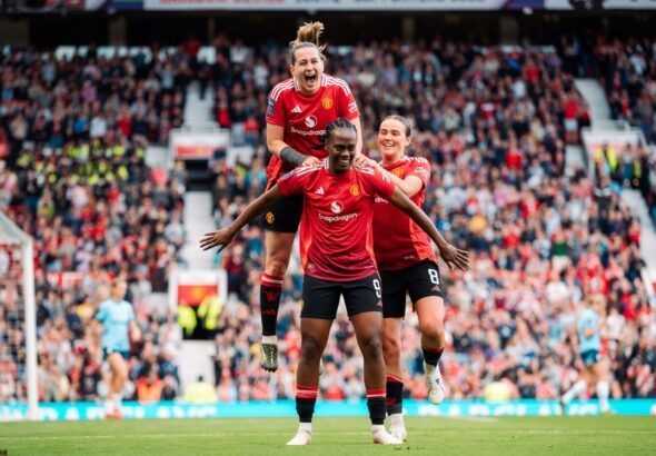 El United remonta para meterse en Champions. Terland y Clinton celebran el tanto de Malard.