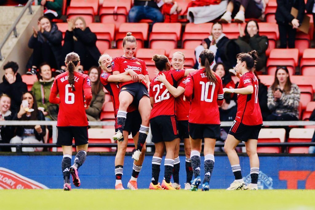 El United recupera el cuarto puesto. Las jugadoras locales festejan uno de los goles de Ella Toone.