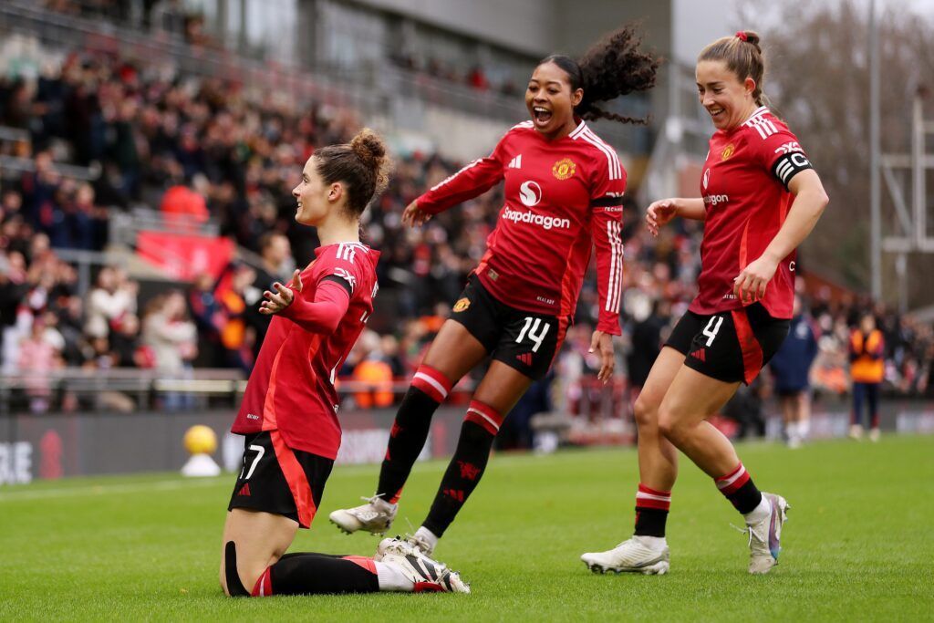 Dominique Janssen lideró al United frente a un malherido Liverpool. La neerlandesa celebra su gol de rodillas. Detrás, Jayde Riviere y Maya Le Tissier corren a felicitarla.