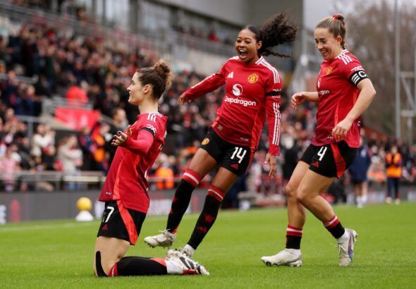 Dominique Janssen lideró al United frente a un malherido Liverpool. La neerlandesa celebra su gol de rodillas. Detrás, Jayde Riviere y Maya Le Tissier corren a felicitarla.