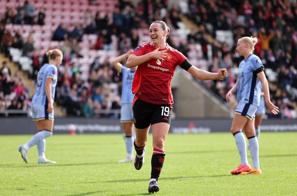 Elisabeth Terland abre su cuenta goleadora con el United. La jugadora celebra uno de sus dos goles del partido.