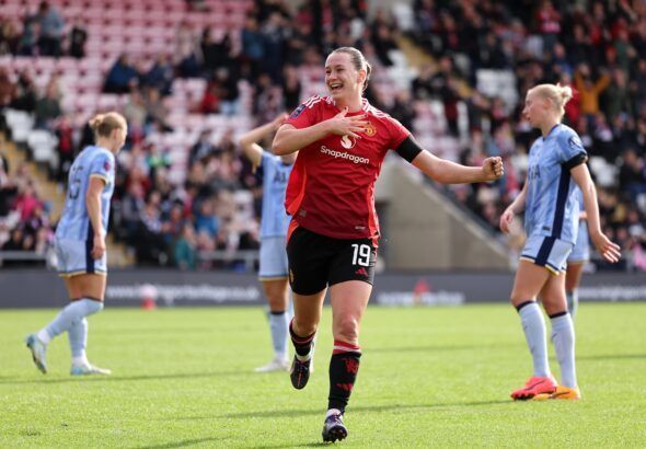 Elisabeth Terland abre su cuenta goleadora con el United. La jugadora celebra uno de sus dos goles del partido.