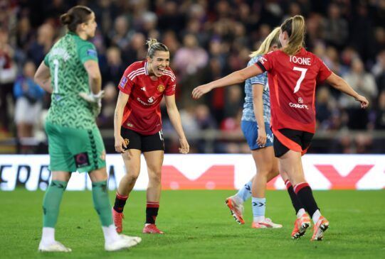 Ella Toone sella el pase a semifinales. La jugadora celebra el tercer gol del Manchester United con Celin Bizet.